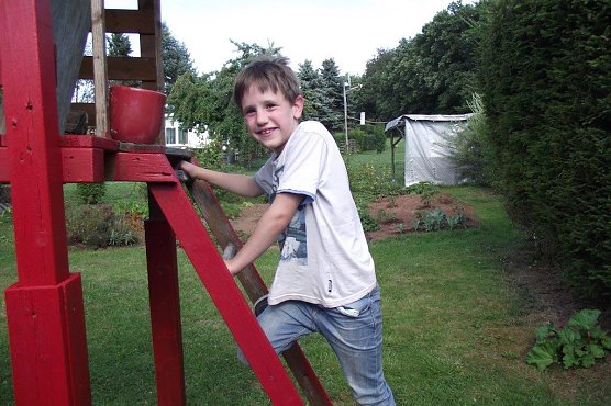 Leon besteigt seinen Hochsitz. Dort hat er einen guten &Uuml;berblick &uuml;ber den Kleingarten seiner Eltern. (Foto: Kurt Frank)