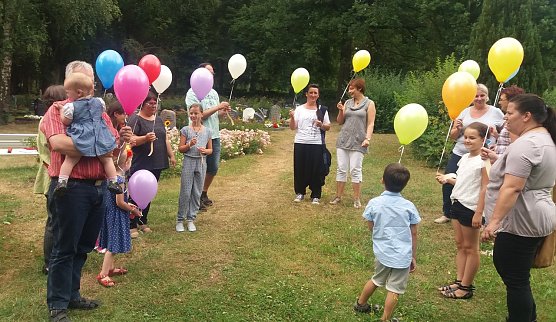 Luftballons f&uuml;r Schmetterlingskinder (Foto: privat)
