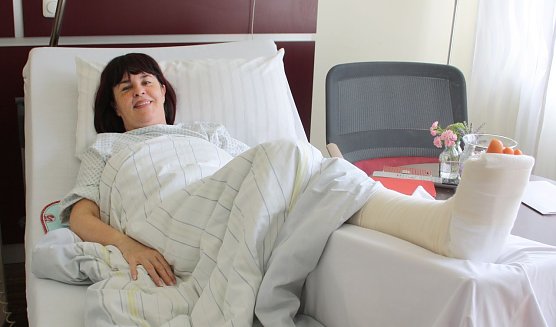 Kann wieder lachen: Annemarie Burghardt w&auml;hrend ihres station&auml;ren Aufenthaltes in der HELIOS Klinik Bleicherode (Foto: J. Weller)