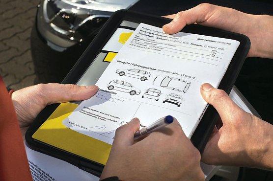 L&auml;stig, aber notwendig: Das R&uuml;ckgabe-Protokoll dokumentiert Sch&auml;den am Mietwagen (Foto: AutoBILD)