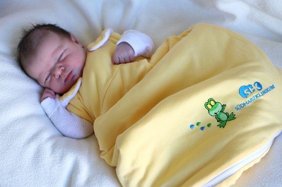 W&auml;rmender Wegbegleiter f&uuml;r die ersten Monate - im S&uuml;dharzklinikum gibt es f&uuml;r jedes Neugeborene einen Babyschlafsack als Willkommensgeschenk (Foto: S&uuml;dharz Klinikum Nordhausen gGmbH)