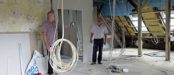 Peter Spannaus links und Maik M&uuml;ller in der k&uuml;nftigen Dachgeschoss-Wohnung (Foto: nnz)