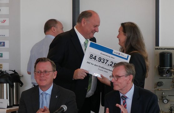 Scheck &uuml;bergeben (Foto: nnz)