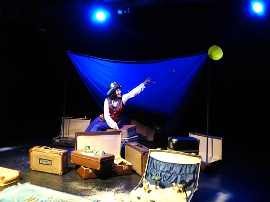 Zurück im TuD - das bezaubernde Kindertheaterstück "Sonne, Mond und Sterne" (Foto: Birgit Susemihl) Zurück im TuD - das bezaubernde Kindertheaterstück "Sonne, Mond und Sterne" (Foto: Birgit Susemihl)