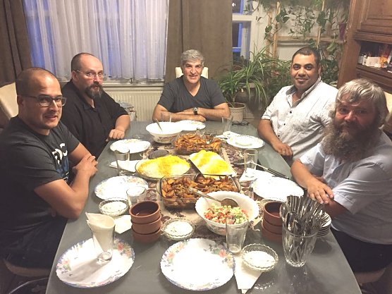 Eingeladen zu dem abendlichen Gespr&auml;ch hatten die beiden Vorst&auml;nde des Integrationsbeirats, Herr Sayed und Herr Mahboubkhah, der den Abend ausrichtete und bei Schrankenlos e.V. mitarbeitet. Gefolgt waren dieser Einladung Herr Pfarrer H&auml;nel aus Salza, das Vorstandsmitglied der Nordh&auml;user Moscheegemeinde, Herr Abdul Rachman, und Herr Koch vom Integrationsmanagement beim Landrat. (Foto: Integrationsbeirat Nordhausen)