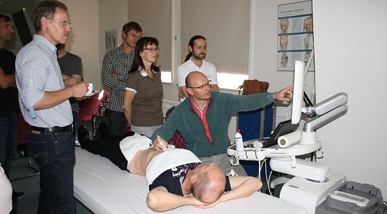 Prof. Dr. Steffen Rickes (rechts) schulte die Kolleginnen und Kollegen mittels hochmodernen Ultraschallger&auml;ten. Die Teilnehmer hatten die M&ouml;glichkeit, selbst Ultraschalldiagnostiken an den speziell daf&uuml;r zur Verf&uuml;gung gestellten Ger&auml;ten durchzuf&uuml;hren. (Foto: J. Weller)