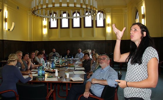Sabine Reich, die Leiterin des zust&auml;ndigen Fachgebiets f&uuml;r die Jugendpflege erl&auml;utert den Jugendf&ouml;rderplan (Foto: Pressestelle Landratsamt Nordhausen)