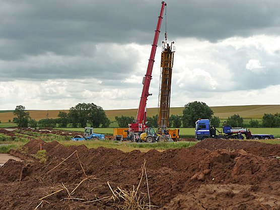 Brückenbau wird vorbereitet (Foto: W. Kaiser) Brückenbau wird vorbereitet (Foto: W. Kaiser)