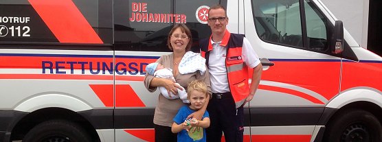 Claudia Schulz mit Tochter Helene Anna Lotte und Sohn Johannes Josef, Alexander Gauer (Foto: Johanniter-Unfall-Hilfe e.V./ Alexander Gauer)