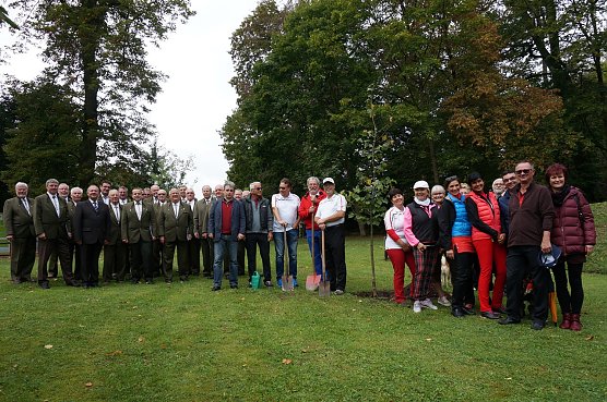 Pflanzaktion im Neustädter Kurpark (Foto: Sandra Witzel) Pflanzaktion im Neustädter Kurpark (Foto: Sandra Witzel)