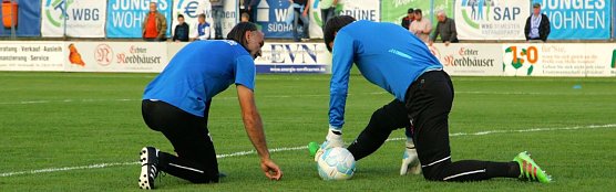 Selbst als Trainer k&uuml;mmert sich "Pipi" noch um Tino Berbig extra (Foto: Bernd Peter)