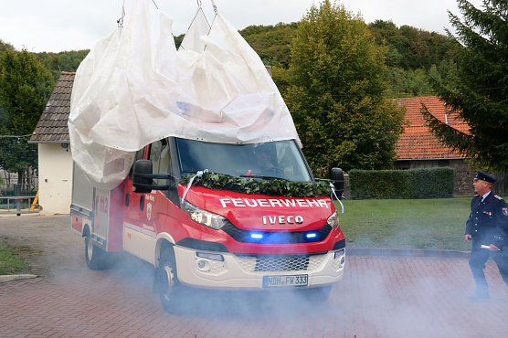 Das neue Fahrzeug wird unter Nebel enth&uuml;llt. (Foto: Susanne Schedwill)