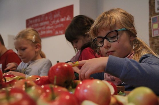 Apfelsaft f&uuml;r ein ganzes Jahr - im Kinderkirchenladen fand man heute wieder jede Menge zu tun (Foto: Angelo Glashagel)