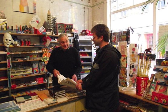 Norbert Kaulisch (rechts) z&auml;hlt zu Bernd Walthers Stammkundschaft (Foto: Kurt Frank)