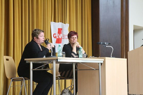 Bildungsministerin Klaubert (rechts) stand Lehrerinnen und Lehrern am Abend in Nordhausen Rede und Antwort (Foto: Angelo Glashagel)