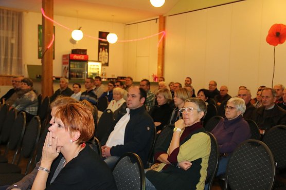 Rund 50 Interessierte waren zur Einwohnerversammlung nach Niedersachswerfen gekommen. (Foto: S. Schedwill)