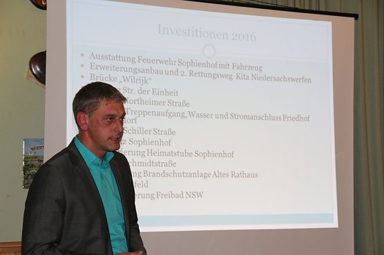 B&uuml;rgermeister Stephan Klante erl&auml;uterte die Haushaltssituation der Kommune. (Foto: S. Schedwill)