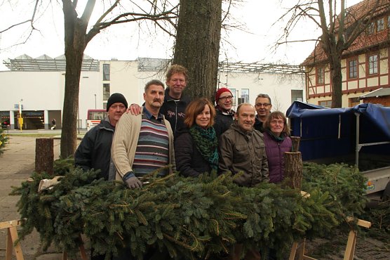 Der Kranz ist da - die Tagesgruppe des Diakonie-Suchthilfezentrums packte vor der Blasii-Kirche an (Foto: Angelo Glashagel)