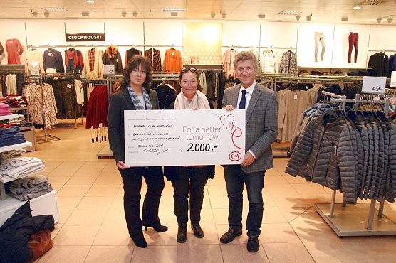 C&A spendet für die "Klassenreise zur Musik" (Foto: Patrick Grabe, Pressestelle Stadt Nordhausen ) C&A spendet für die "Klassenreise zur Musik" (Foto: Patrick Grabe, Pressestelle Stadt Nordhausen )