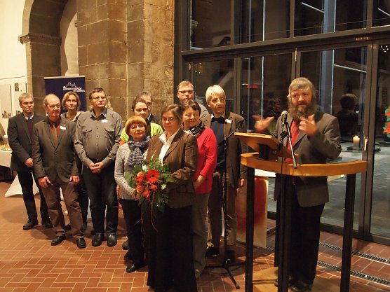 "Alleine geht es gar nicht" - Pfarrer Matthias H&auml;nel hatte einige Gemeindemitglieder mitgebracht (Foto: Regina Englert)