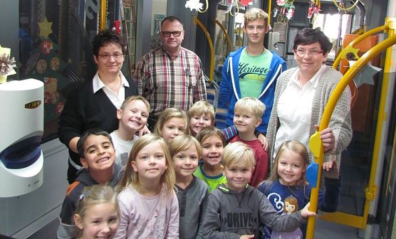 Bunt geschm&uuml;ckte Busse und Bahnen (Foto: M. Bachmann)