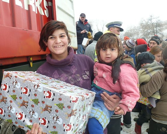 Geschenke &uuml;bergeben (Foto: Johanniter-Unfall-Hilfe/ Tobias Grosser)