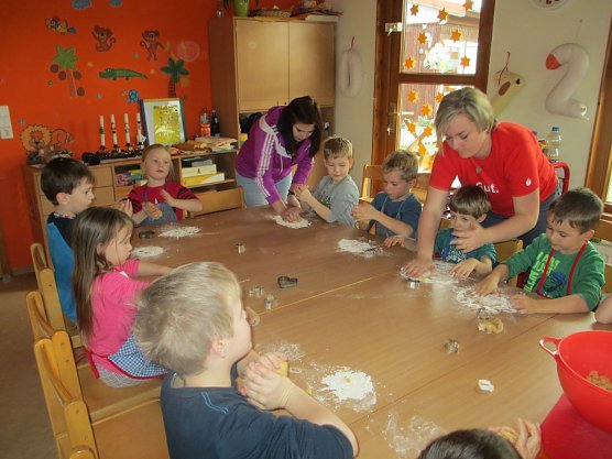 Die "kleinen Entdecker" beim Pl&auml;tzchenbacken mit der Sparkasse (Foto: Beanke Juch)