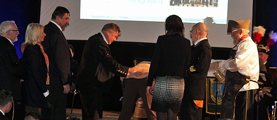 Ministerpr&auml;sident bekam Schl&auml;ge (Foto: Karl-Heinz Herrmann)