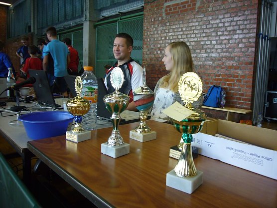 Tim Liebergesell und Patricia Jarsetz bei der computergest&uuml;tzten Auswertung (Foto: Liebergesell)