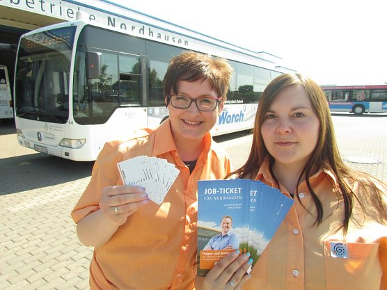 Marketing- und Vertriebsmitarbeiterinnen Silke Ifkowitz und Jennifer Werther pr&auml;sentieren das Job-Ticket (Foto: M. Bachmann)