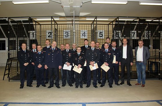 Kreisausbildern, den Kreisbrandinspektoren (haupt- und ehrenamtlich), dem Kreisfeuerwehrverband und Landrat Jendricke vor der Atemschutz&uuml;bungsstrecke (Foto: Pressestelle Landratsamt Nordhausen)