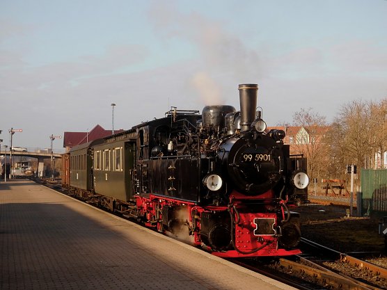 Der HSB Advents-Express zum Nordh&auml;user Weihnachtsmarkt bei der Ankunft in Nordhausen Nord (Foto: Bernd Thielbeer)