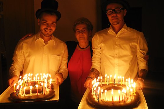 Enkel und Gro&szlig;mutter mit ihrem gebackenen Geschenk (Foto: Heidi Stumpf)