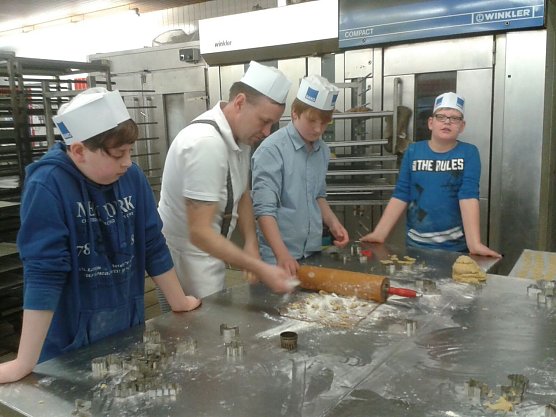 Weihnachtsbacken in der B&auml;ckerei Meyer (Foto: E. Mau&szlig;)