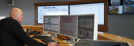 Carsten Pfoh in der Netzleitstelle der EVN (Foto: nnz)