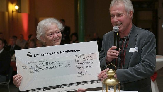 Helga Rathnau nahm Scheck entgegen. (Foto: nnz)