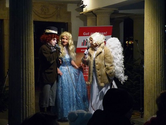 Alice und der Hutmacher verbargen sich hinter dem 20. T&uuml;rchen (Foto: Birgit Susemihl)