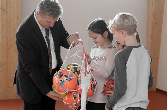 Oberb&uuml;rgermeister &uuml;bergibt B&auml;lle (Foto: nnz)