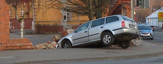 In die Mauer gekracht (Foto: nnz)
