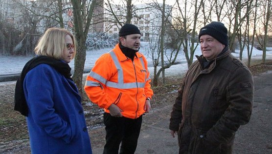 Jutta Krauth bei Absprachen im Vorfeld einer Blindg&auml;nger-Entsch&auml;rfung mit Gerd Jung und Andreas West (Foto: Stadt Nordhausen)