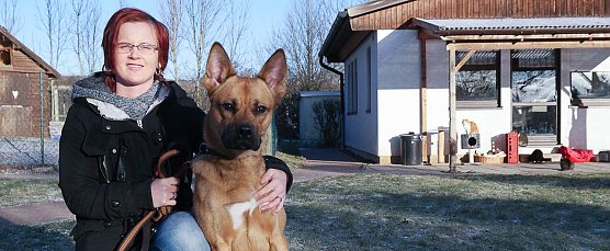 Jennifer Michaela Schenk mit Theissen, der ab heute ein neues Zuhause haben wird (Foto: nnz)