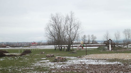 Der Scheunenhofspielplatz im Winterkleid - im Sommer sollen Kinder hier neue M&ouml;glichkeiten zum spielen und toben finden (Foto: Angelo Glashagel)