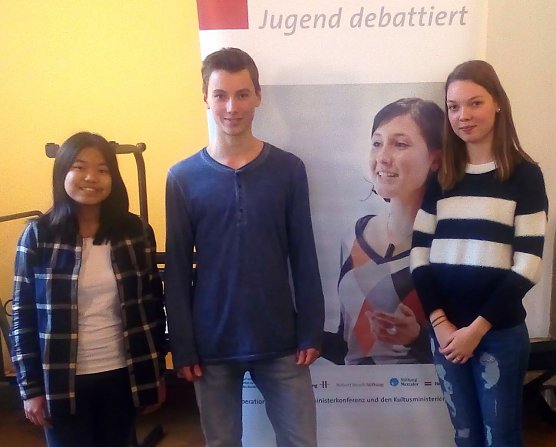 Altersklasse 2 � Thu Thao Nguyen (3. Platz) und die Sieger Erik Prenzel und Luise Engel (Foto: Eric Onnen)