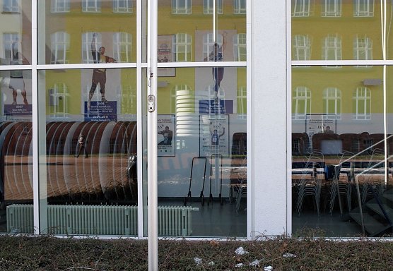 Tische und St&uuml;hle stehen f&uuml;r die Gala bereits in der Wiedigsburghalle (Foto: nnz)