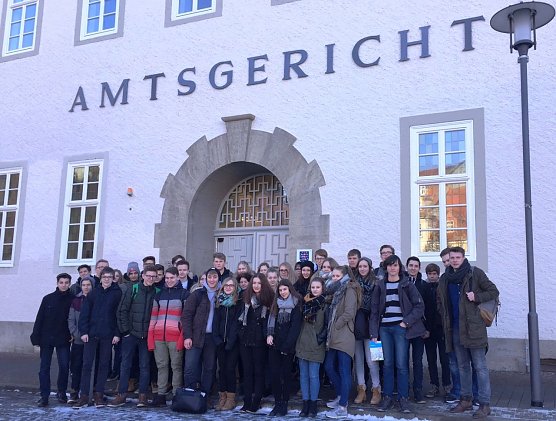 Recht in echt - die 10. Klassen des Bleicher&ouml;der Schillergymnasiums besuchten das M&uuml;hlh&auml;user Amtsgericht (Foto: privat)
