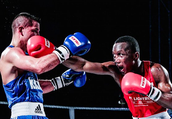 Abass Baraou (rotes Trikot) k&auml;mpfte im Vorjahr noch f&uuml;r Babelsberg, jetzt f&uuml;r den NSV (Foto: Ch. Keil)