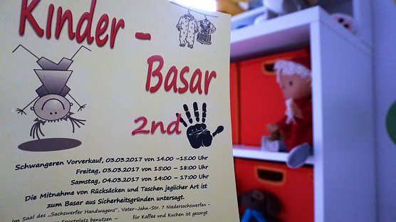 Plakat zum Kindersachen-Basar. (Foto: S.Schedwill)