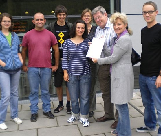 Übergeben (Foto: LINKE) Übergeben (Foto: LINKE)