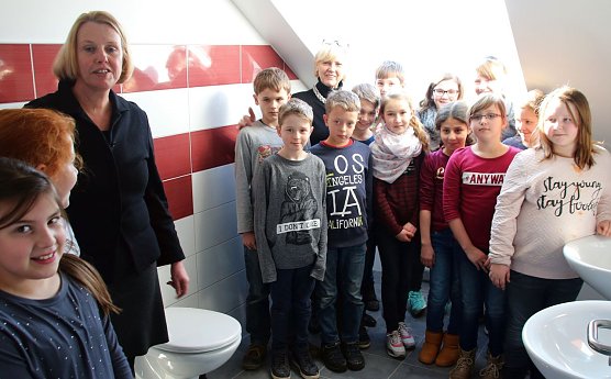 Gruppenbild auf Toilette (Foto: P. Grabe, Pressestelle Rathaus)