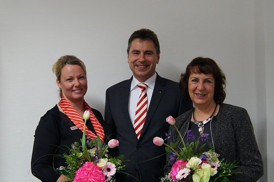 Nadine Klapproth, Vorstand Wolfgang Asche und Regina Fuhrmann (Foto: nnz)